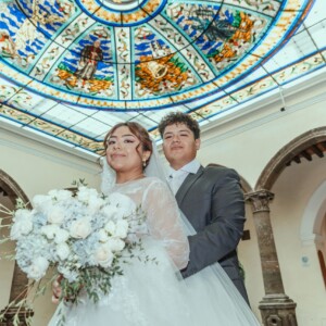 Fotografía novios abrazados hotel del rayo en Dolores Hidalgo